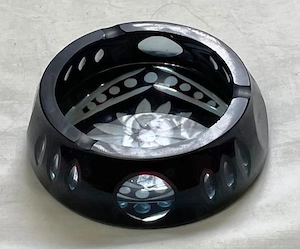 scrumiera cristal rubin veche vintage cu diamentru de 11,5 centimetri in inaltimea de 4 centimetri 