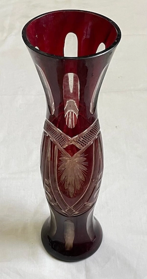 vaza cristal rosu rubin veche vintage are inaltimea de 31,5 centimentri este din anii  80 