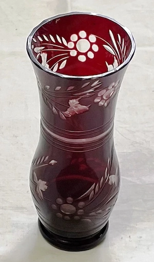 vaza vazuta cristal rosu rubin veche vintage are inaltimea de 15,5 centimentri este din anii  80