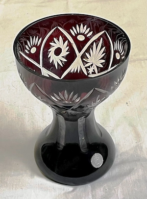 vaza cristal rosu rubin veche vintage are inaltimea de 18 centimentri este din anii  80 