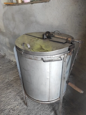 centrifuga apicola  - imagine 2