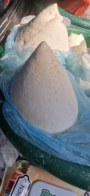 branza de vaca 25 de lei kg 100 % naturala 