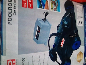 Robot pt piscina de curățat  pe  jos în apa