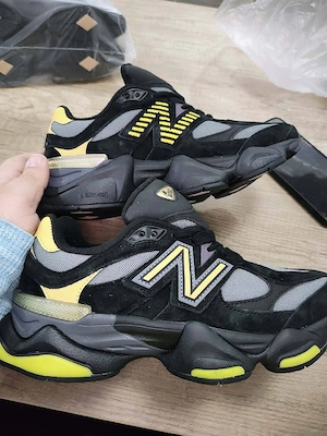 NewBalance 9060  BlackYellowGrey, mărimea 42 -26,5 cm