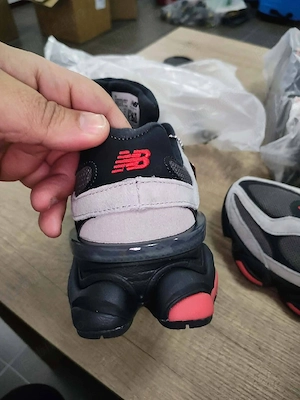 NewBalance 9060 V1 , mix cu catifea , mărimea 40-25  cm 