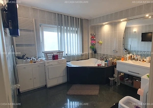 Apartament deosebit, 3 camere, 2 băi, 1 balcon, 90 mp, et. 3, zona Girocului, cu garaj, comision 0%