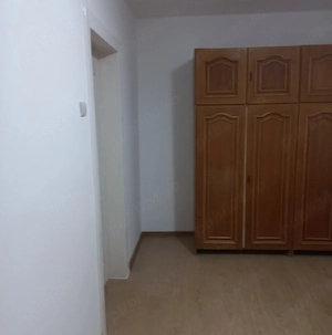 Vând apartament cu două camere+ boxă la subsol. - imagine 3