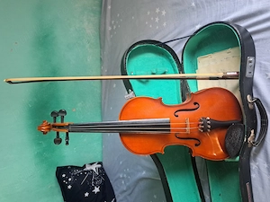 Vând vioară în stare bună, ideală pentru începători sau elevi.