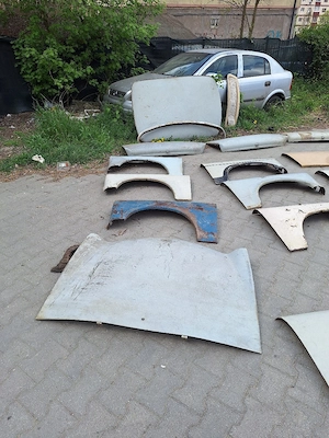 Vând elemente caroserie Trabant
