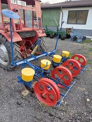 semanatoare de porumb pe 4 randuri mecanica 