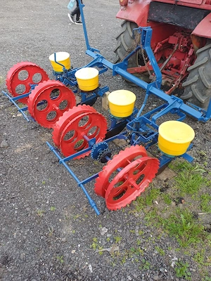 semanatoare de porumb pe 4 randuri mecanica  - imagine 3