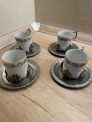 Patru cescute portelan cu suport din cositor