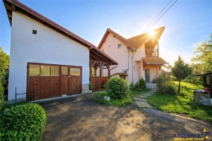 Pretabila si pentru 2familii:Vila duplex, Chilieni, Sfantu Gheorghe,6 camere, garaj si anexe