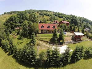 Complex turistic în Munții Apuseni  3 clădiri (cabane), 10 camere, teren 3740 mp