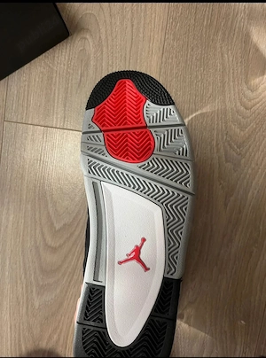 Jordan 4 Retro (mai multe detalii pe wathapp sau în privat)