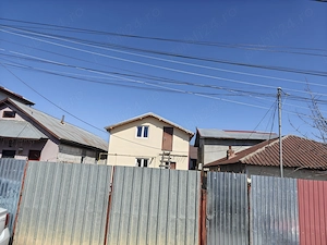 Vând casă cu 4 camere;2 bucătării; 2 băi și 2 livinguri 