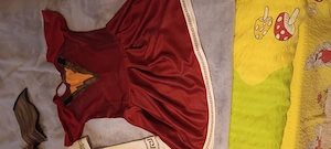 Vând costum de Super Erou nr.S folosit o singură dată. Este impecabil.