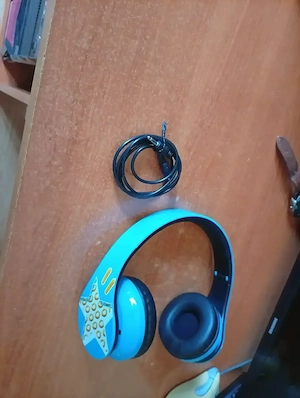 Vand urgent casti cu fir culoare albastra 