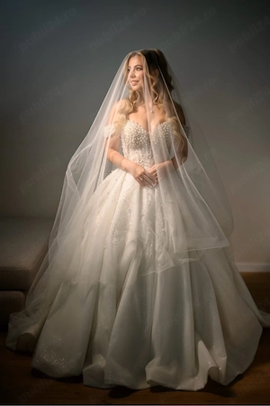 Rochie de mireasa tip printesa cu perle