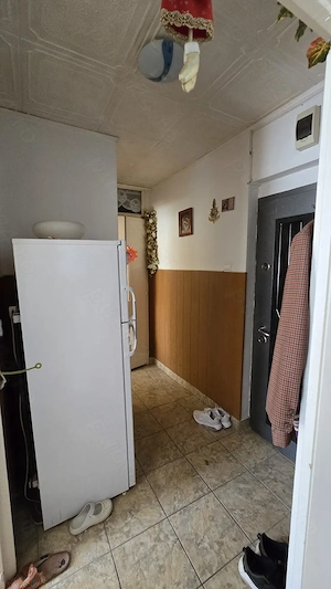 Vand apartament 3 camere etaj 1 semidecomandat - imagine 9