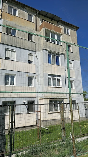 Vand apartament 3 camere etaj 1 semidecomandat