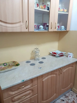 Se închiriază ap cu 3 camere,mobilat și utilat, poziție excelentă, școală, grădinița,mall.uri,parc. - imagine 4