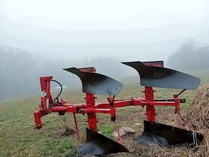 Vand plug agricol reversibil cu 2 cormane 