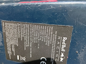 Vând trotineta electrica Red Bull racing