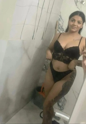 Brunetă minionă full service piercing zona intimă.