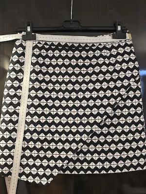 Fustă H& M scurtă chic alb-negru - Croi asimetric petrecut - Design geometric marime S