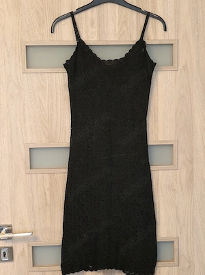 Rochiță neagră dantelată elegantă, croială feminină marime S