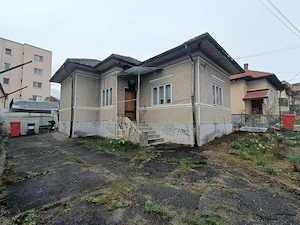 Proprietar, vând teren 532 mp cu casă, zonă centrală Rm. Vâlcea