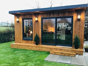 căsuțe ,case , foisoare și terase din lemn uscat , tratat și vopsit .  Fiecare construcție se face d