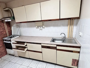 Lungime totală: 310 cm   Lungime mobilă: 250 cm   Include: aragaz + hotă (60 cm)