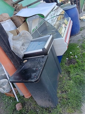 În vitrină frigorifică în stare de funcționare și tijghea pentru casă de marcat 