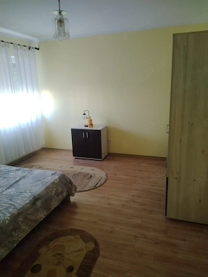 închiriez apartament 