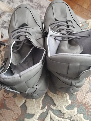 Vând o pereche de adidași sport  - imagine 2