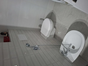 Vand apartament cu 3 camere situat la etajul 2 cu lift - imagine 7