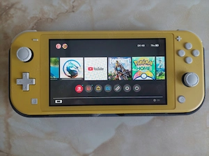 Vând consolă Nintendo Switch Lite pe galben [impecabilă, ca nouă] [poze reale]
