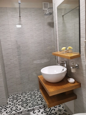 Ofer spre închiriere apartament central cu 1 cameră 