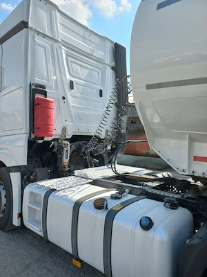 Cap tractor Mercedes BENZ  Actros  cu ADR full , an fabr. 2022.05. unic proprietar ,service Mercedes - imagine 4