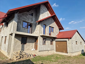 casa la rosu cu 16 ari 