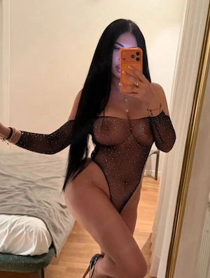 Bruneta cu forme   - imagine 3