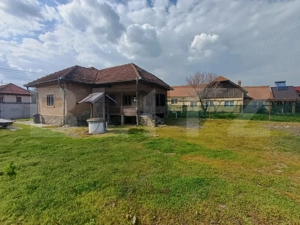 Casa batraneasca, renovabila  zona Arcani 1000 mp, front 18 ml