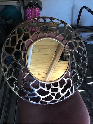 oglinda cu rama metalica