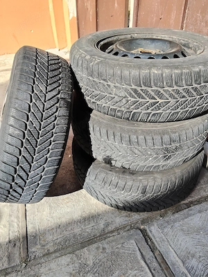 4 Roți de iarnă/vară dimensiuni:195/65/15, roțile sunt aproape noi ,se vând cu tot cu capace. - imagine 2