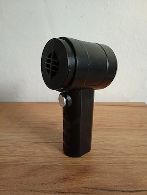 vând mini aspirator auto 