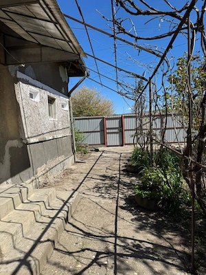 Vand casa cu gradina in Vanju-Mare jud. MH, situata intr-o zona buna si linistita a orasului. - imagine 7