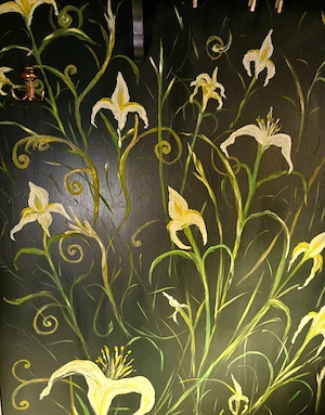 Cuier Vintage pictat manual cu flori de crini