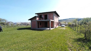 Casă la roșu de vânzare  - imagine 2